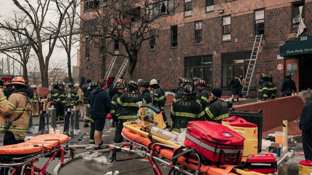 Při požáru bytu v New Yorku zemřelo 19 lidí včetně devíti dětí